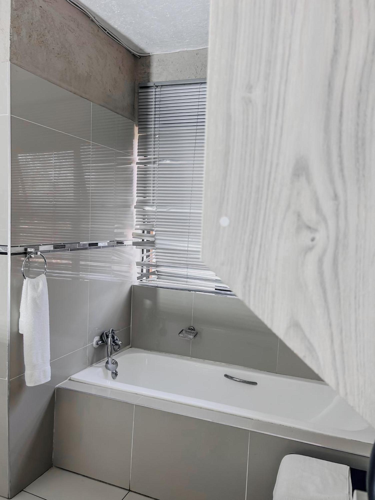 View Inn Exclusive Lodge Mbombela Bagian luar foto